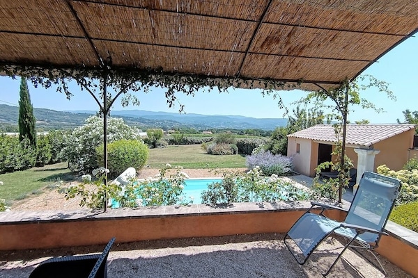 Vue de la terrasse avec pergola devant le séjour