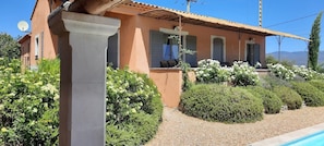 Exterior - Charming house with private pool, large enclosed grounds, superb Luberon view (Gargas)