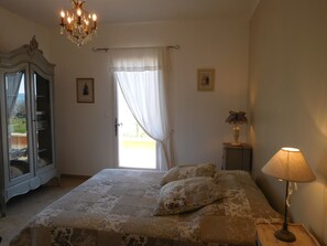 3 quartos, escrivaninha, ferros/tábuas de passar roupa