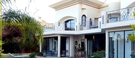 حمّام سباحة خارجي