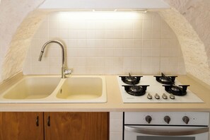 Réfrigérateur, four, plaque de cuisson, cafetière/bouilloire