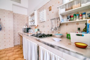 Frigorifero, microonde, forno, piano cottura