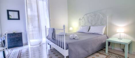 3 bedrooms, soundproofing, iron/ironing board, travel cot