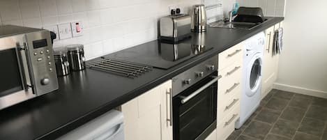 Frigorífico, microondas, horno y placa de cocina