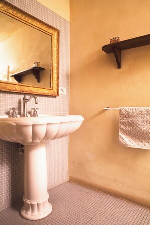 Dusche, Haartrockner, Bidet, Handtücher