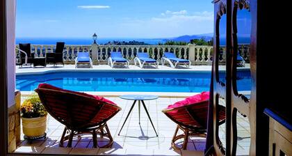 Un petit coin de paradis entre mer et montagnes .