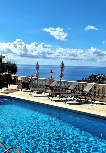 A small corner of paradise between sea and mountains.