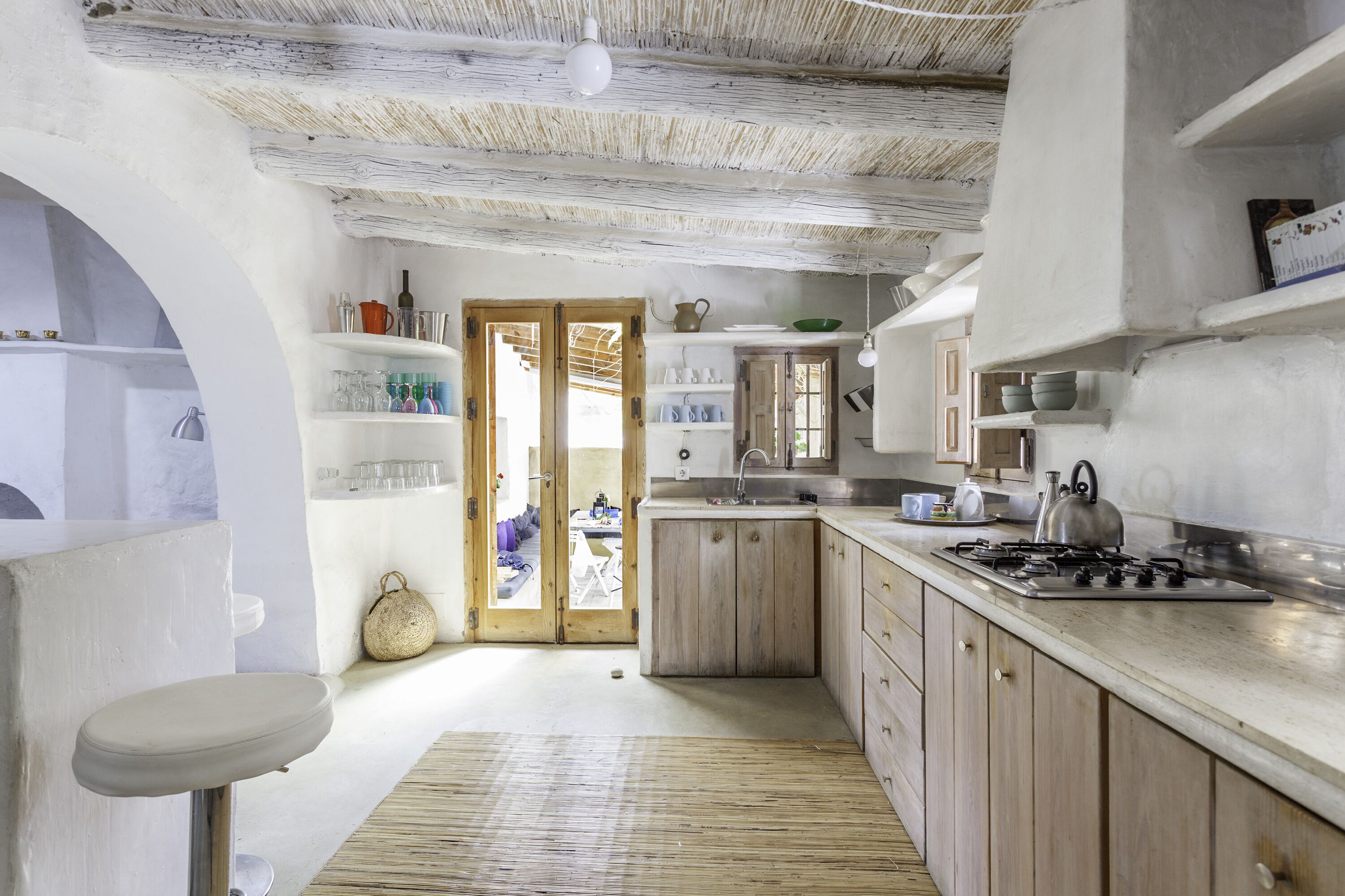 Een koelkast, een oven, een kookplaat, een vaatwasser