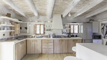 Frigorífico, horno, placa de cocina y lavavajillas