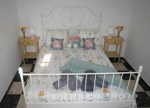 Työpöytä, silitysrauta/-lauta, vauvan matkasänky, ilmainen Wi-Fi