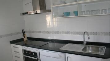 Frigorífico, microondas, horno y placa de cocina