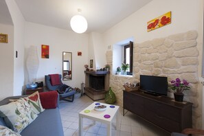 Fernseher, Kamin, DVD-Player, Bücher