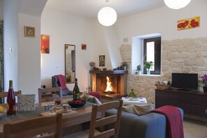 Interior - Casa Rosa Detached in middle of Village - Roof Terrace, Garden, WiFi (Bugnara)