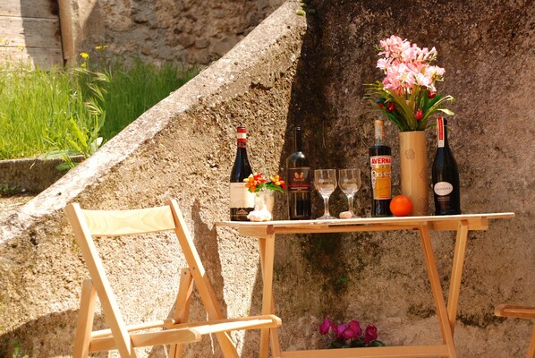 Outdoor dining - Casa Rosa Detached in middle of Village - Roof Terrace, Garden, WiFi (Bugnara)