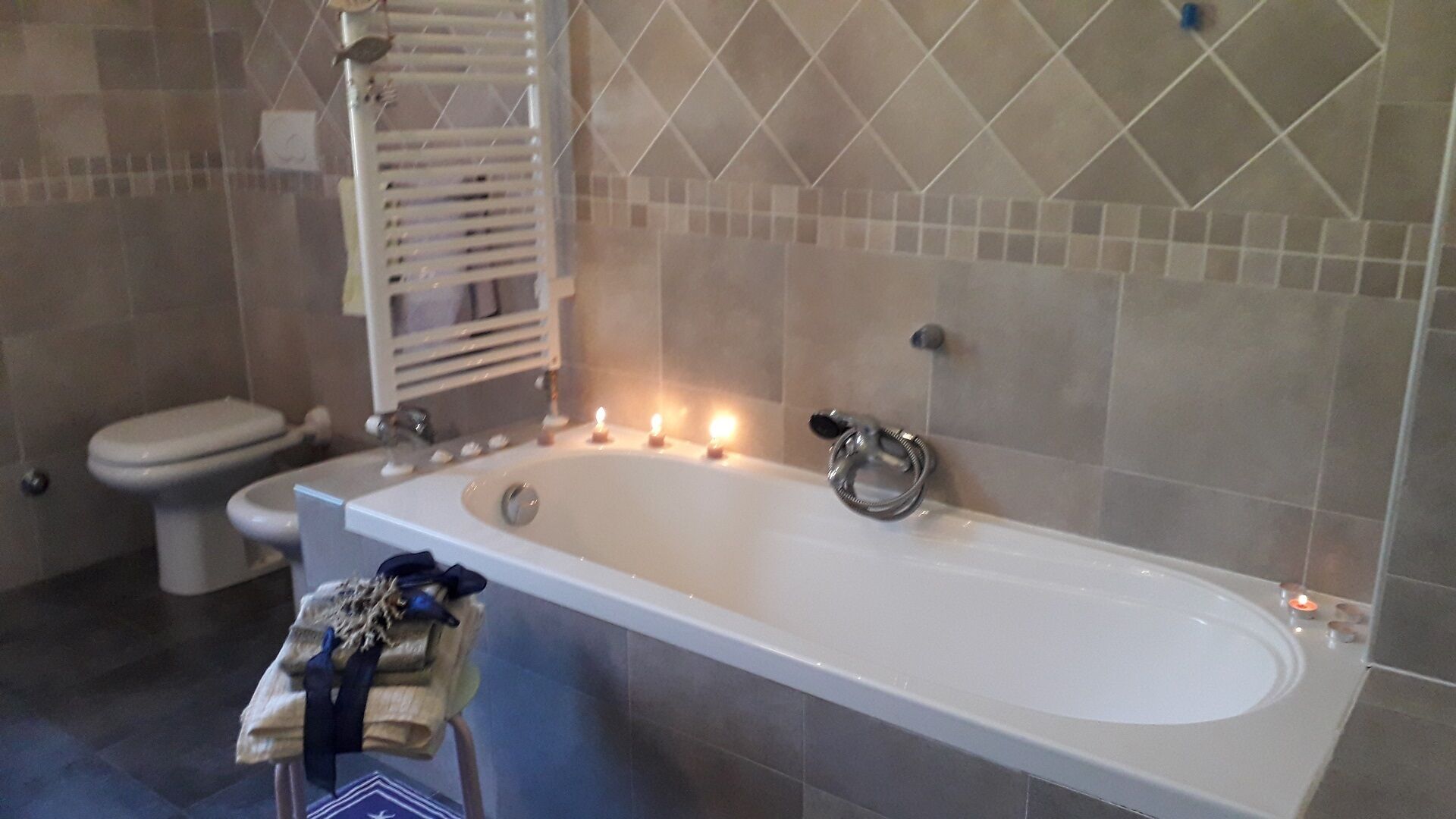 Combined shower/bathtub, hair dryer, bidet, towels