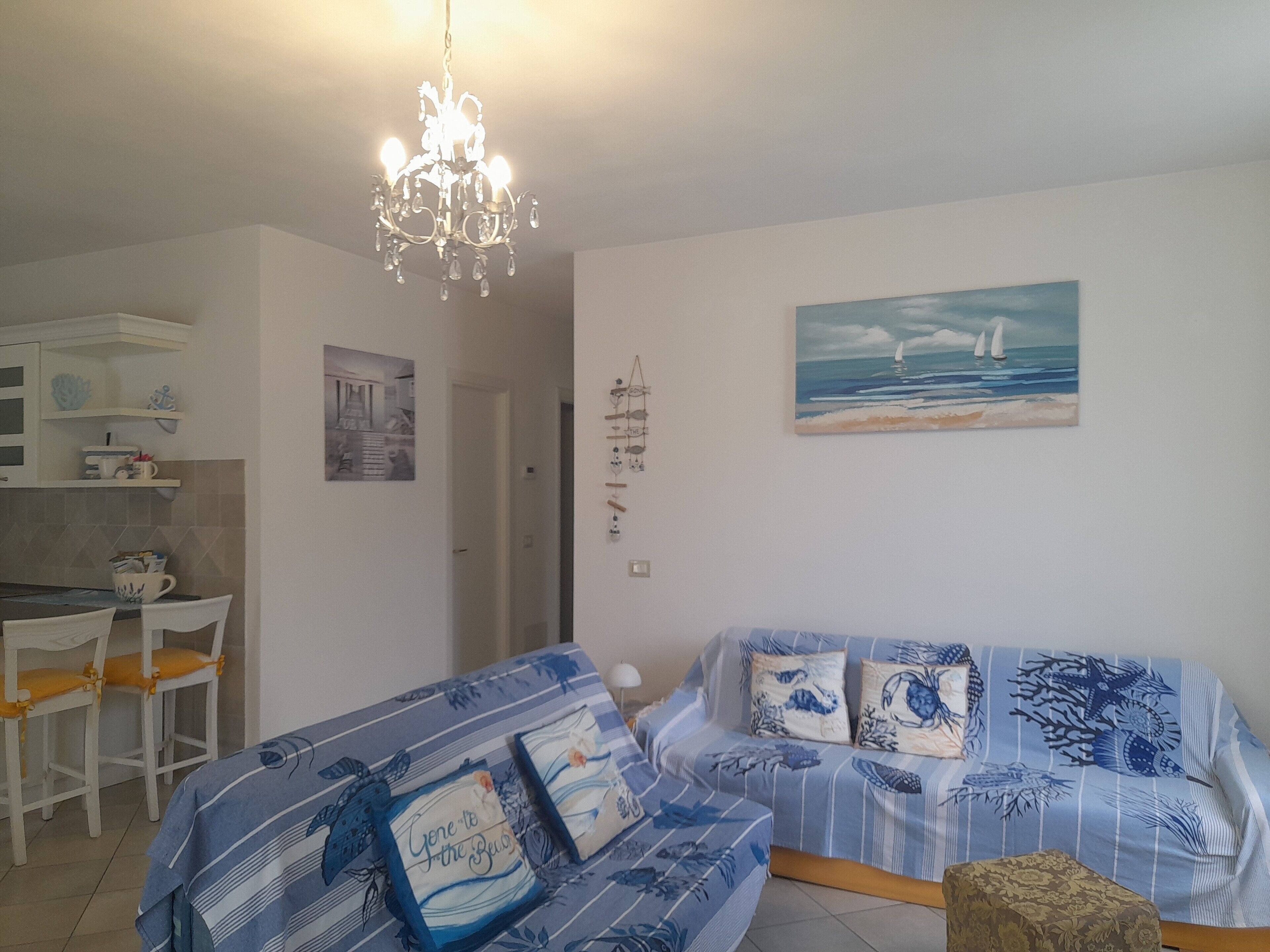 Fernseher, DVD-Player, Bücher