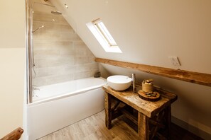 Combined shower/tub, hair dryer, towels