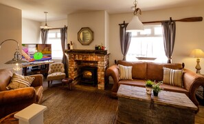 Smart TV, fireplace, video games, DVD player - Luxury cottage by the sea/golf course, harbour, 5 bed,parking,garden,petfriendly (Whitby)