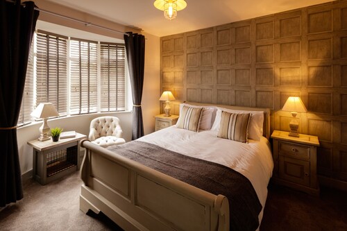Luxury cottage by the sea/golf course, harbour, 5 bed,parking,garden,petfriendly