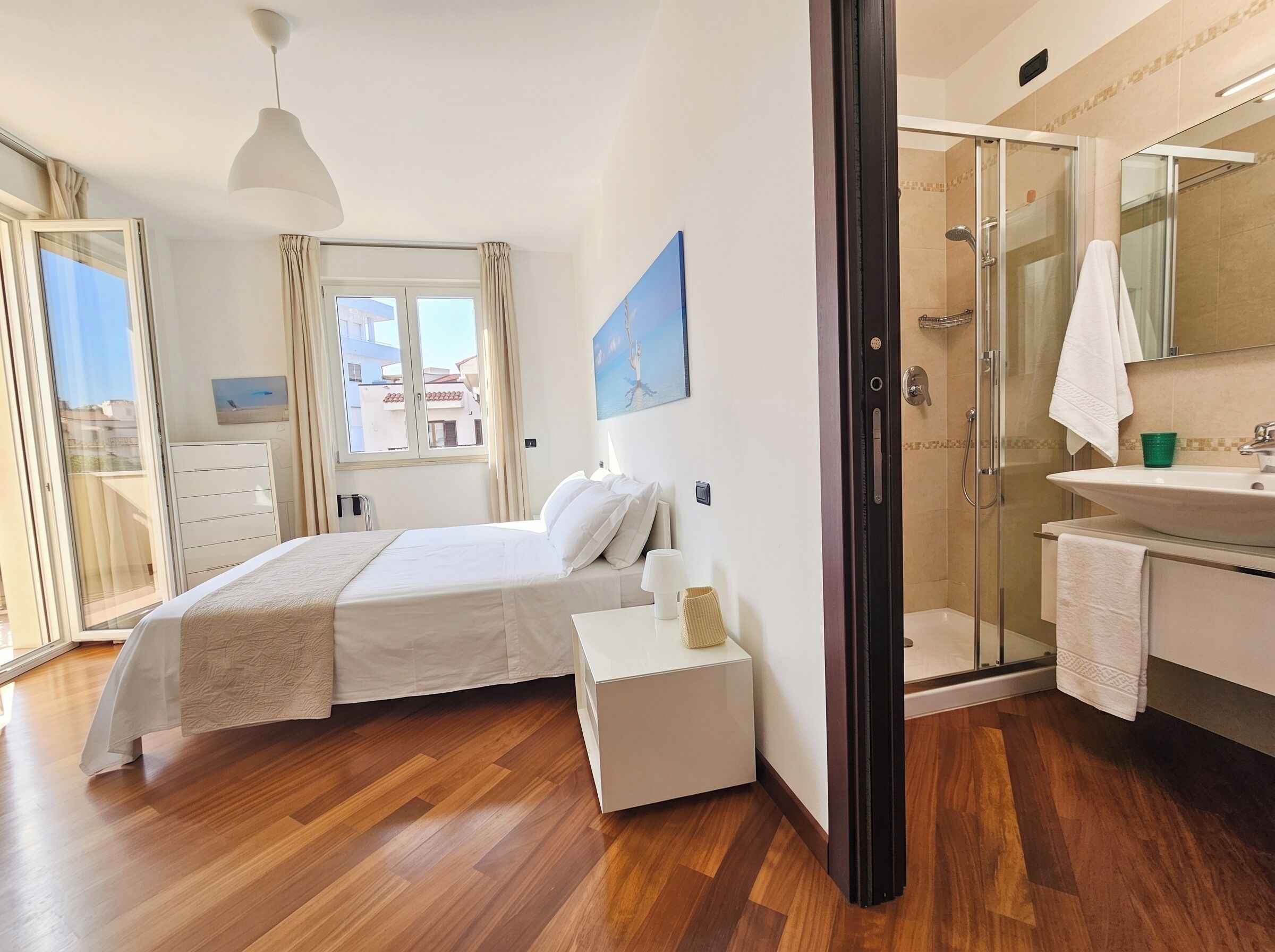 2 habitaciones, caja de seguridad en la habitación y escritorio 