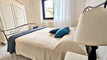2 dormitorios, escritorio, tabla de planchar con plancha y ropa de cama