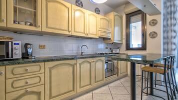Frigorífico, horno, placa de cocina y cafetera o tetera