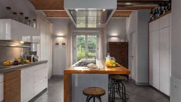 Réfrigérateur, micro-ondes, four, lave-vaisselle