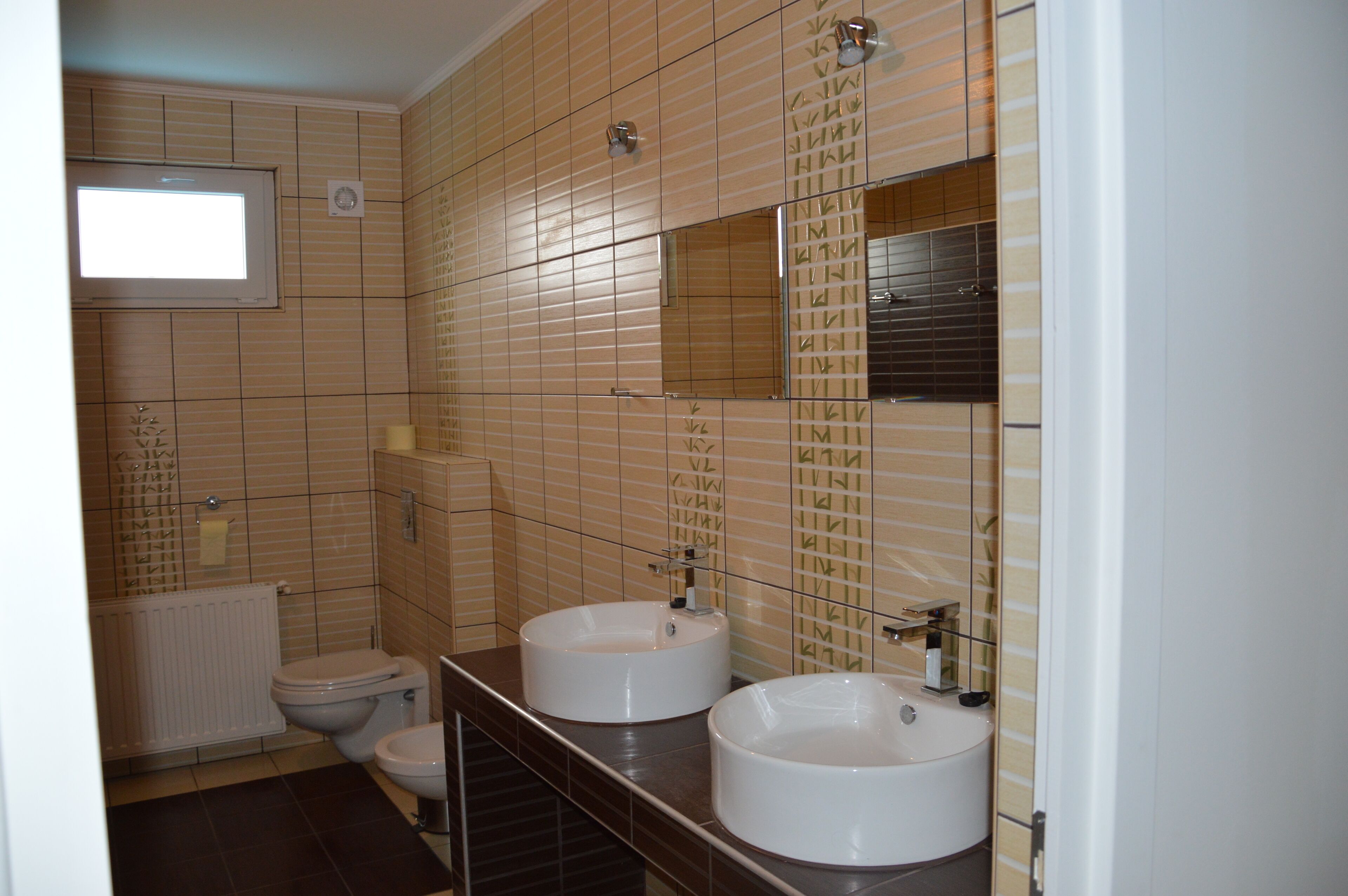 Ensemble douche/baignoire, bidet, serviettes fournies, savon