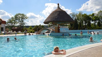 Una piscina al aire libre, una piscina climatizada