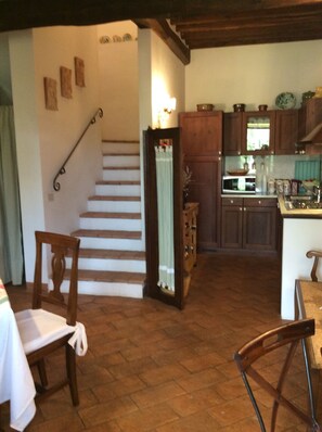 Una televisión, una chimenea, un reproductor de DVD, libros