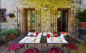 Outdoor dining - Charming house in historical Chianti Estate (San Gusme)