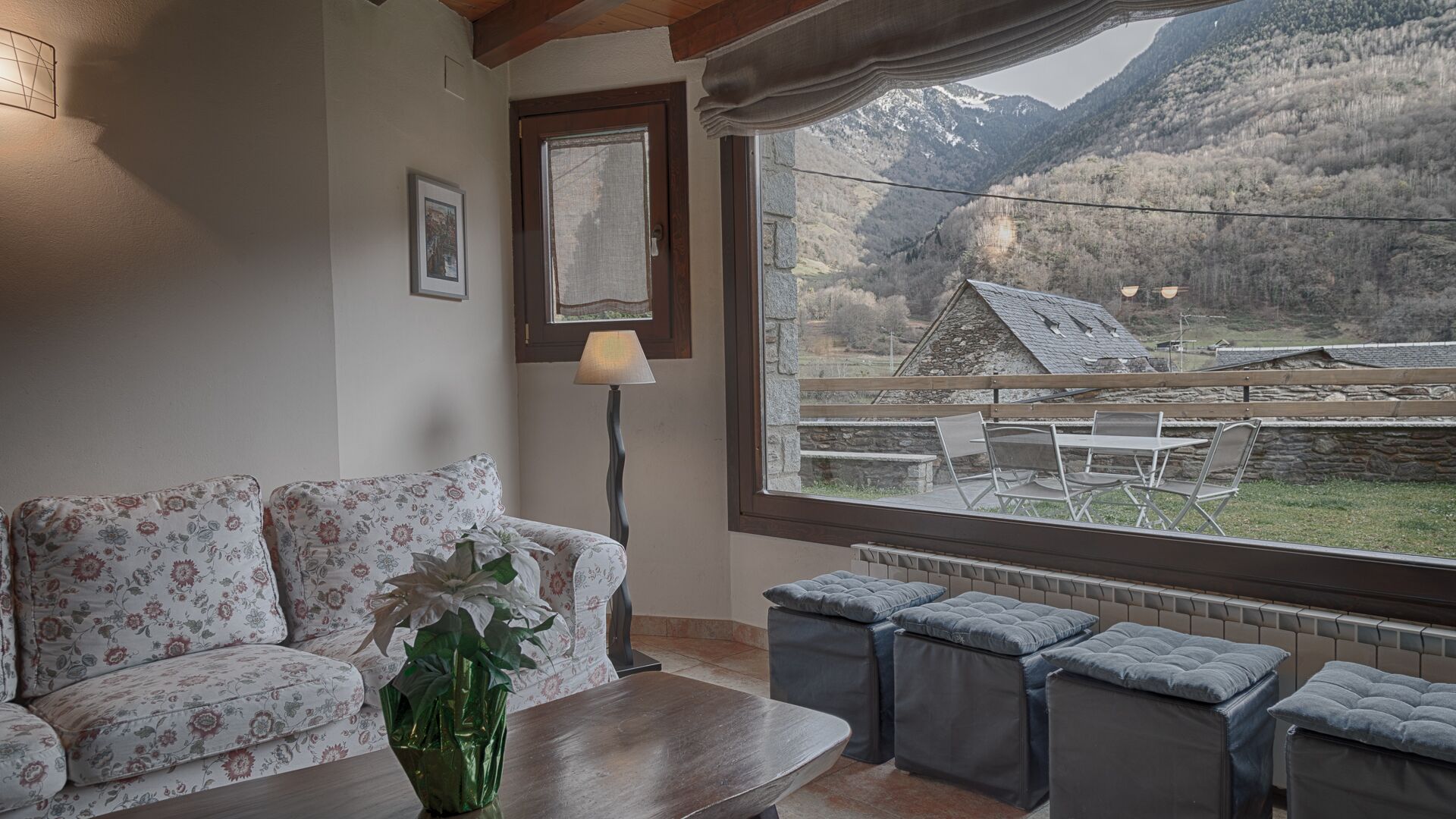 Una televisión, una chimenea, un reproductor de DVD