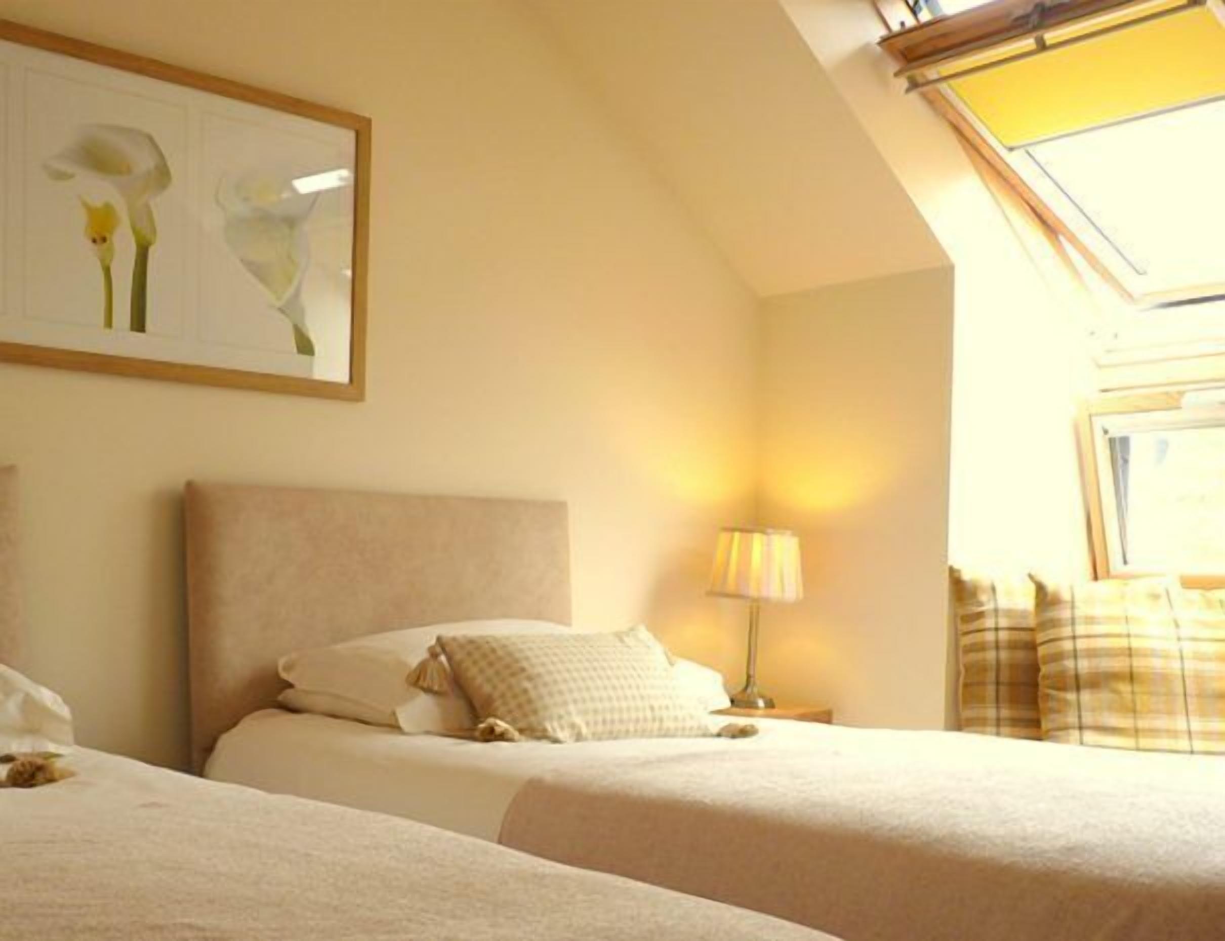 Premium bedding, WiFi, bed sheets