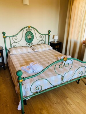 3 chambres, bureau, fer et planche à repasser, accès au Wi-Fi (inclus)
