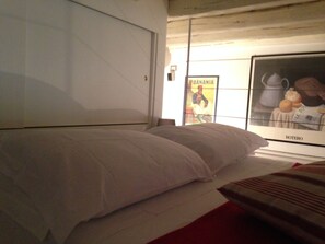 Cofres nos quartos, escrivaninha, ferros/tábuas de passar roupa