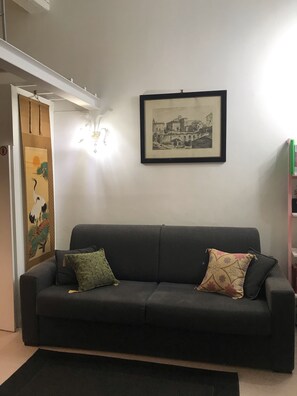 Smart TV, books - Colosseum, in the Monti district the heart of Rome. (Roma)