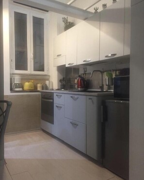 Fridge, microwave, oven, stovetop - Colosseum, in the Monti district the heart of Rome. (Roma)