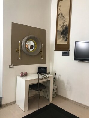 In-room safe, desk, iron/ironing board, free WiFi - Colosseum, in the Monti district the heart of Rome. (Roma)