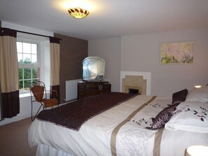 4 bedrooms, iron/ironing board, travel crib, free WiFi - Traditional Family Friendly Farmhouse cottage - sleeps 8 (Santon Bridge, Cumbria)