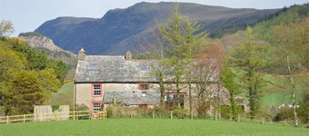 Traditional Family Friendly Farmhouse cottage - sleeps 8