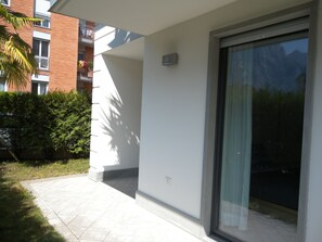 Exterior detail - SoleRiva apartment -5min. to the beach -garden 2 free citybikes + private park (Riva del Garda)