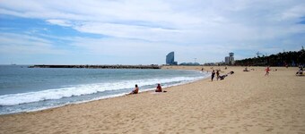 Sants Station Apartment with Netflix, A/C, Alexa, for families & quiet people