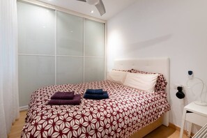 2 habitaciones, tabla de planchar con plancha y cuna de viaje 