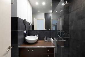 Regadera, amenidades de baño gratuitas, secadora de cabello, toallas 