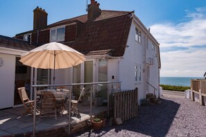 Outdoor dining -  House with   sea views -  5 mins  walk to the beach.  (Rottingdean)