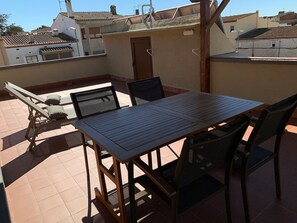 Outdoor dining - Spacious and bright apartment on the Costa Brava, landscape of the painter S. Dalí (Castelló d'Empúries)