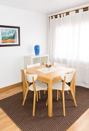 Dining - Spacious and bright apartment on the Costa Brava, landscape of the painter S. Dalí (Castelló d'Empúries)
