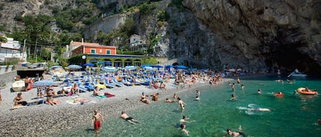 Nära stranden, solstolar och strandhanddukar