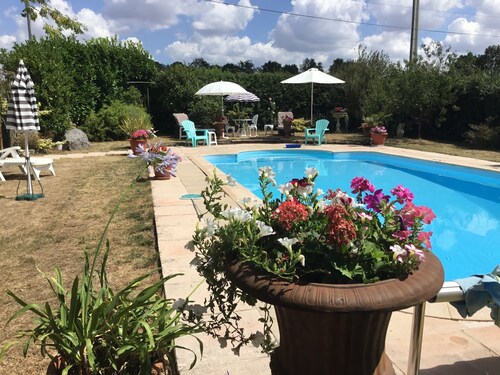 Beautiful,private heated pool,sleeps 5 Puy du Fou. Peaceful countryside setting.