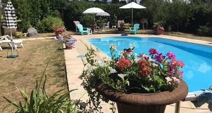 Beautiful,private heated pool,sleeps 5 Puy du Fou. Peaceful countryside setting.